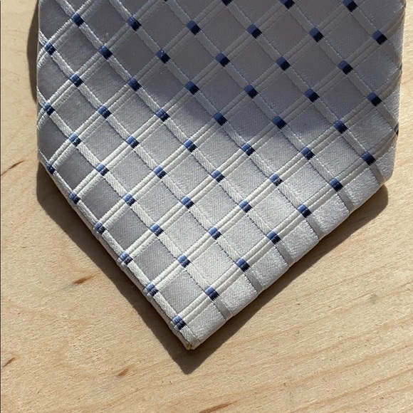 Jones New York White Silk Tie with Blue Diamonds - Picture 4 of 4